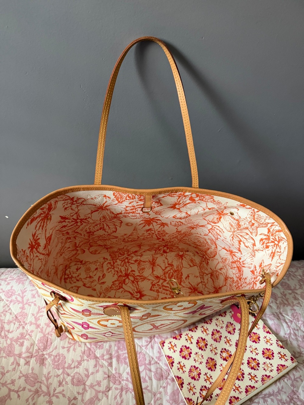 LOUIS VUITTON
Neverfull MM Watercolor Monogram Tiles Canvas Shoulder Bag Coral - Picture 3 of 6